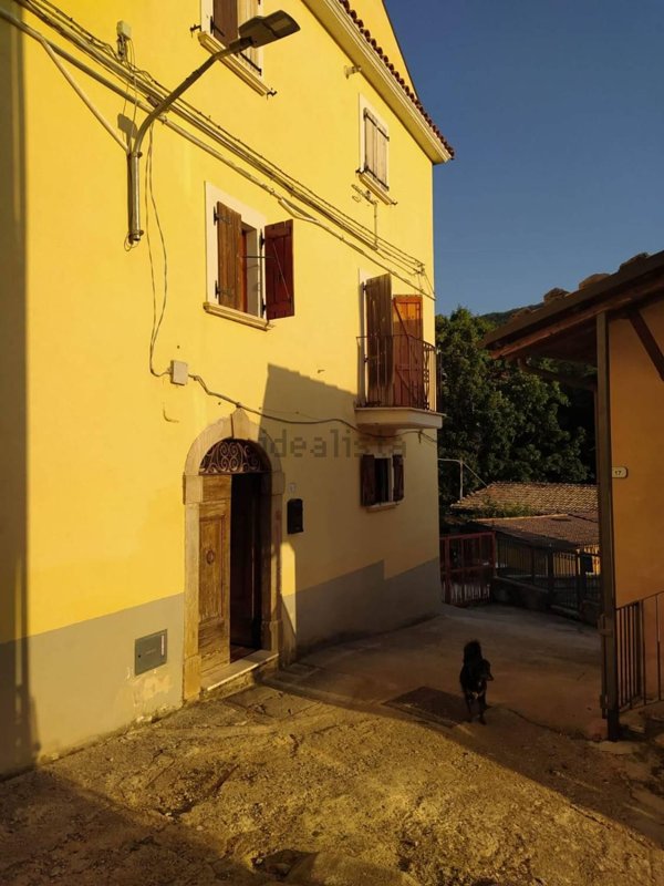 appartamento in vendita a Lucoli in zona Casamaina