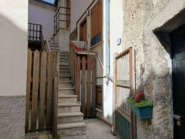 intera palazzina in vendita a Lucoli in zona Casamaina