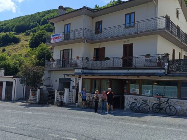 intera palazzina in vendita a Lucoli in zona Casamaina