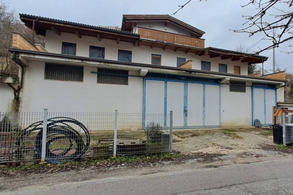 locale di sgombero in vendita a Lucoli