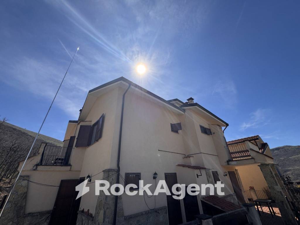 appartamento in vendita a Lucoli in zona Casamaina