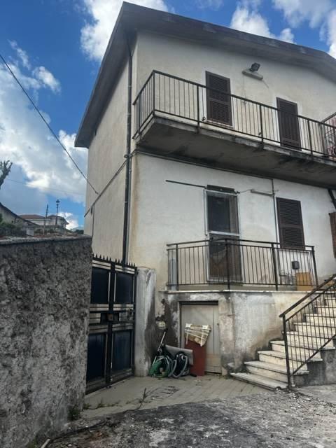 casa indipendente in vendita a Magliano de' Marsi