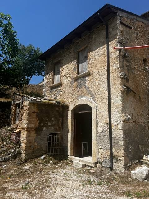 casa indipendente in vendita a Magliano de' Marsi