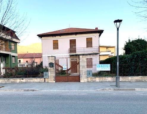 casa indipendente in vendita a Magliano de' Marsi