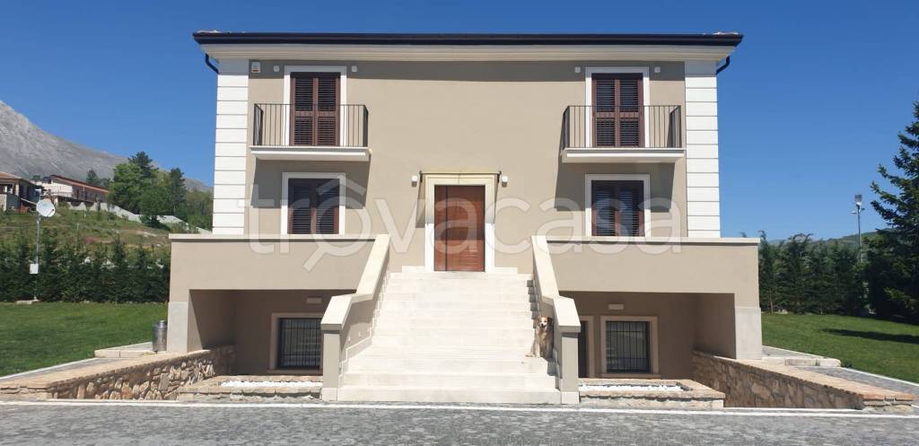 casa indipendente in vendita a Magliano de' Marsi