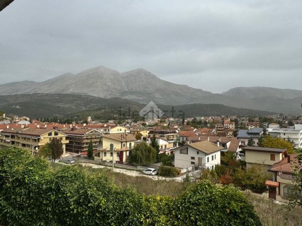 casa indipendente in vendita a Magliano de' Marsi