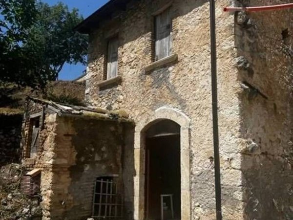 casale in vendita a Magliano de' Marsi in zona Rosciolo dei Marsi