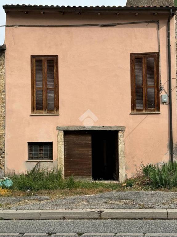 casa indipendente in vendita a Magliano de' Marsi