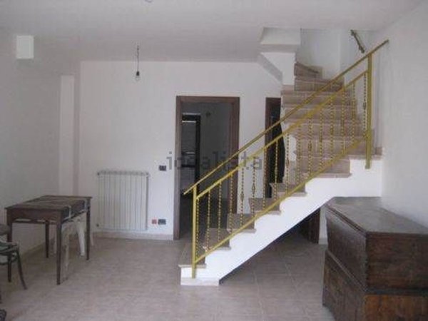 casa indipendente in vendita a Magliano de' Marsi