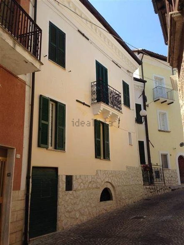 casa indipendente in vendita a Magliano de' Marsi