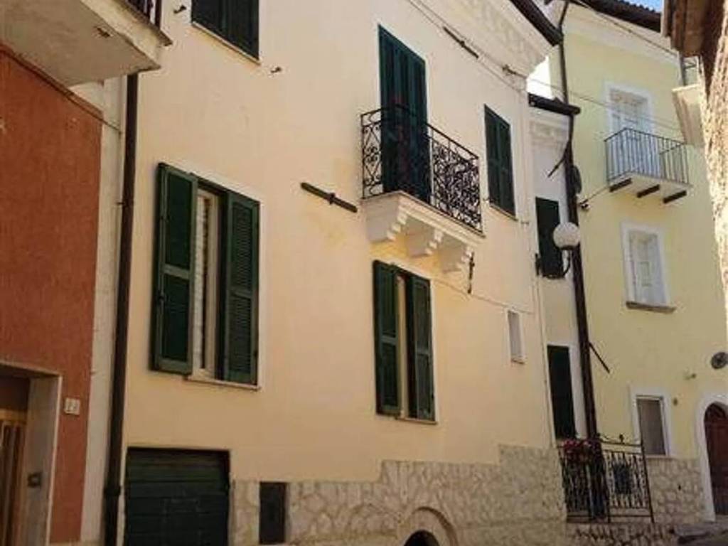 casa indipendente in vendita a Magliano de' Marsi