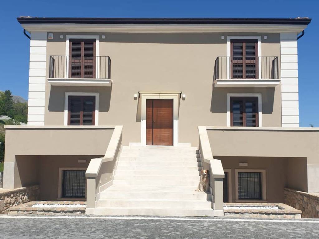 casa indipendente in vendita a Magliano de' Marsi