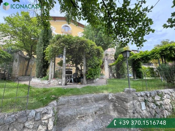 casa indipendente in vendita a Magliano de' Marsi