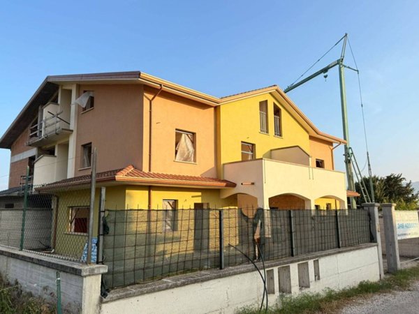 casa indipendente in vendita a Magliano de' Marsi