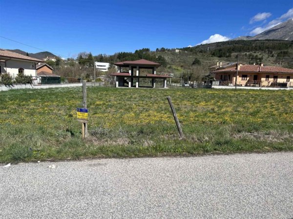 casa indipendente in vendita a Magliano de' Marsi