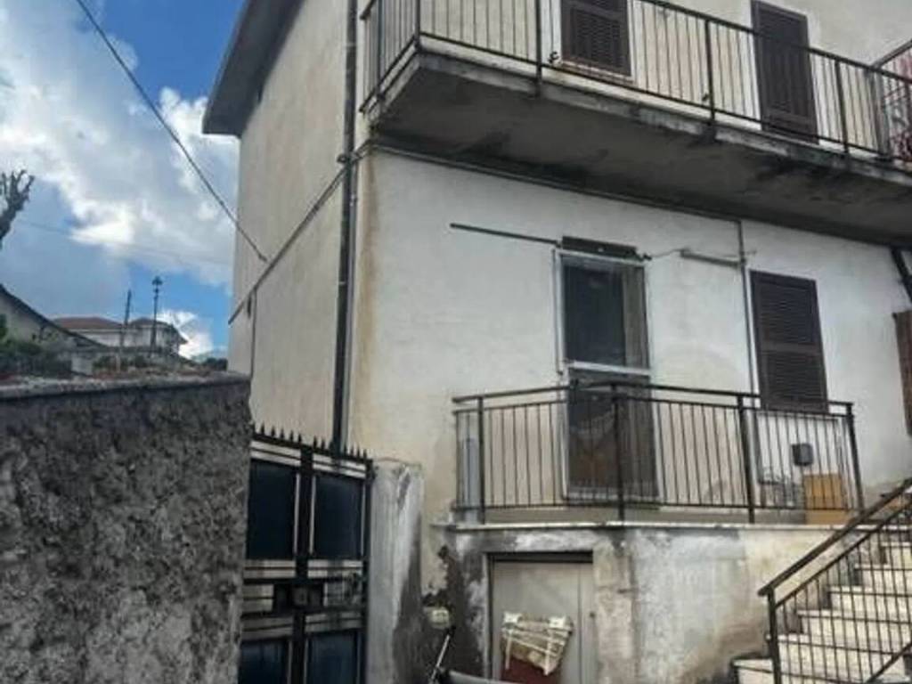 casa indipendente in vendita a Magliano de' Marsi