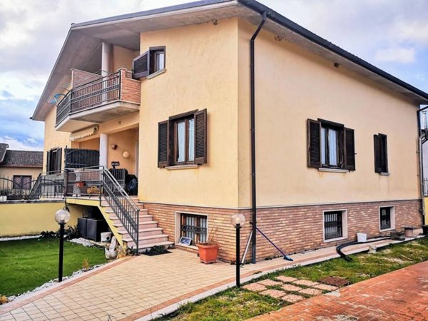 casa indipendente in vendita a Magliano de' Marsi