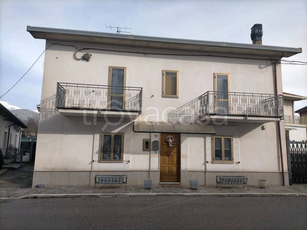 casa indipendente in vendita a Magliano de' Marsi