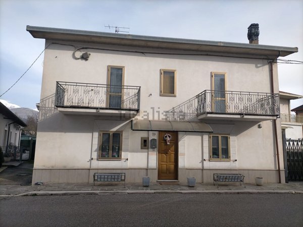 casa semindipendente in vendita a Magliano de' Marsi