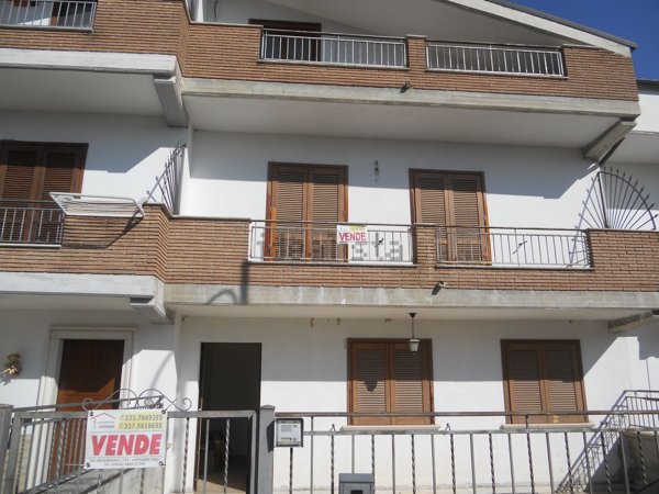 casa indipendente in vendita a Magliano de' Marsi