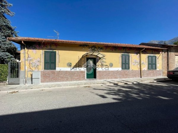 casa indipendente in vendita a Magliano de' Marsi