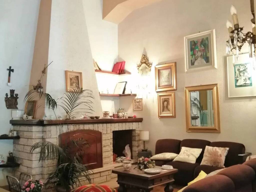 casa indipendente in vendita a Magliano de' Marsi