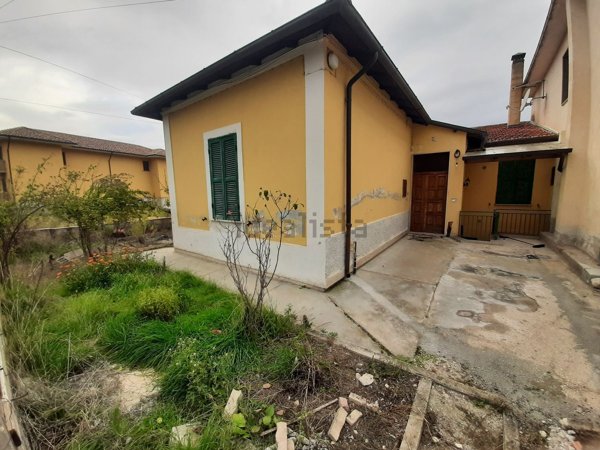 casa indipendente in vendita a Magliano de' Marsi