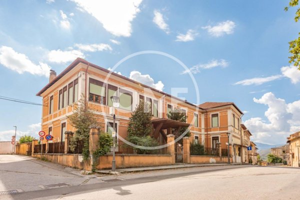 casa indipendente in vendita a Magliano de' Marsi