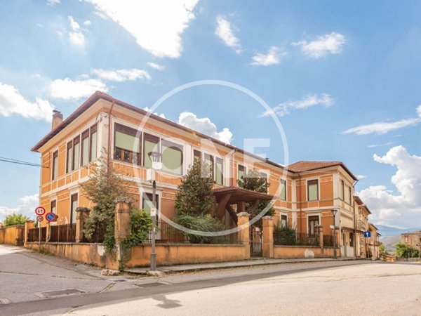 casa indipendente in vendita a Magliano de' Marsi