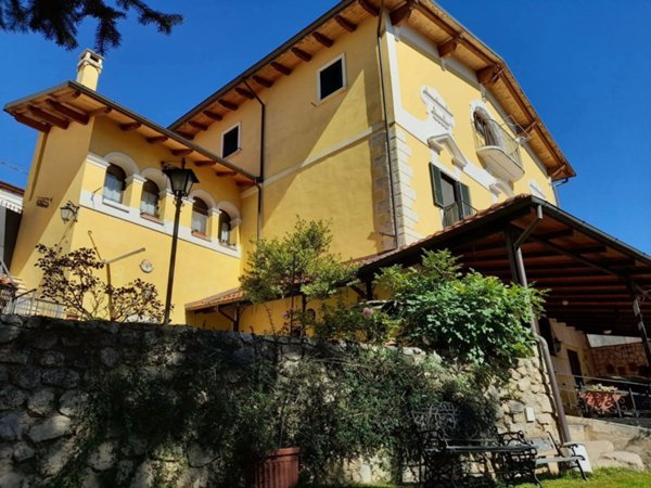 casa indipendente in vendita a Magliano de' Marsi