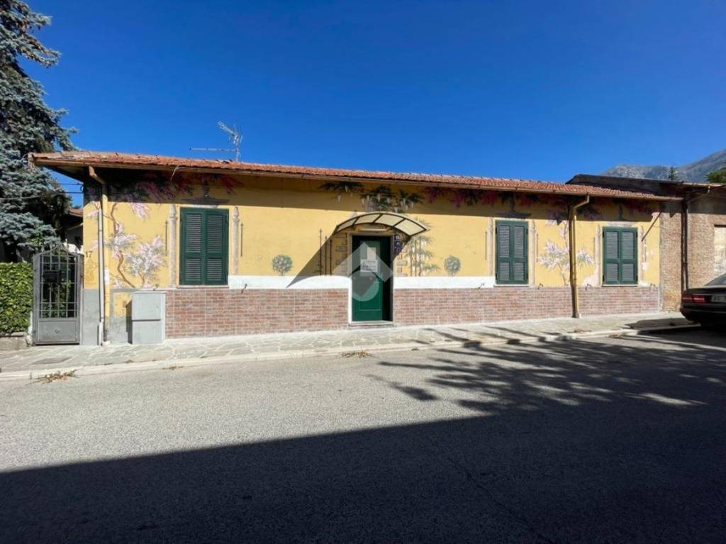 casa indipendente in vendita a Magliano de' Marsi