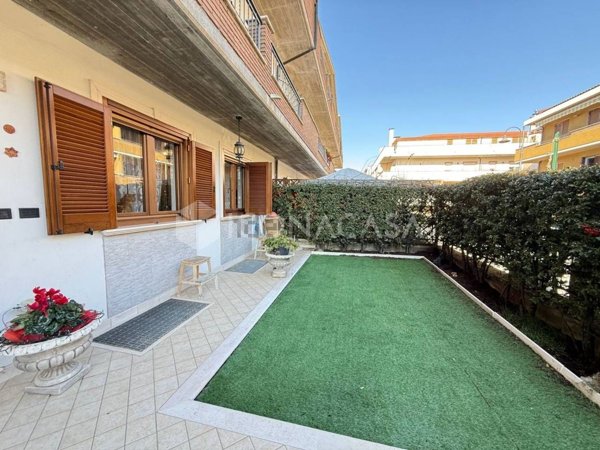 casa indipendente in vendita a Magliano de' Marsi