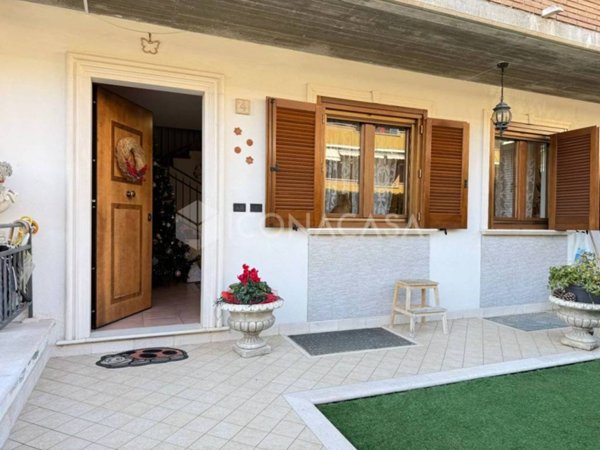 casa indipendente in vendita a Magliano de' Marsi