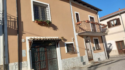 casa semindipendente in vendita a Magliano de' Marsi