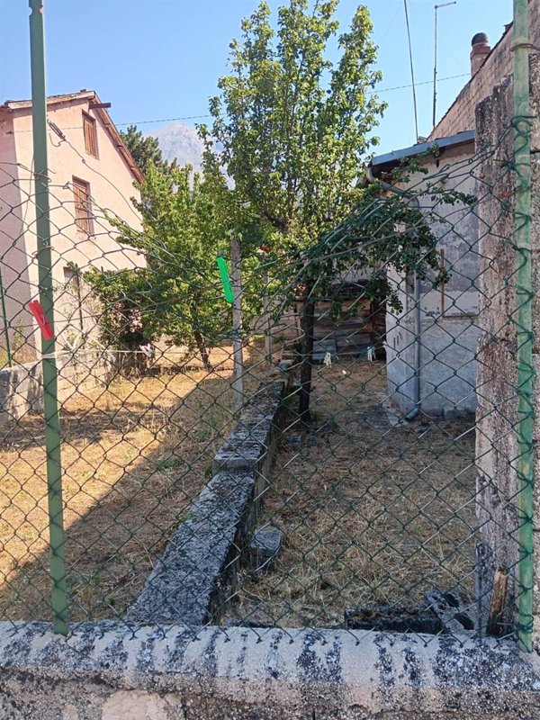 casa indipendente in vendita a Magliano de' Marsi