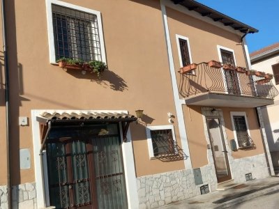 casa semindipendente in vendita a Magliano de' Marsi