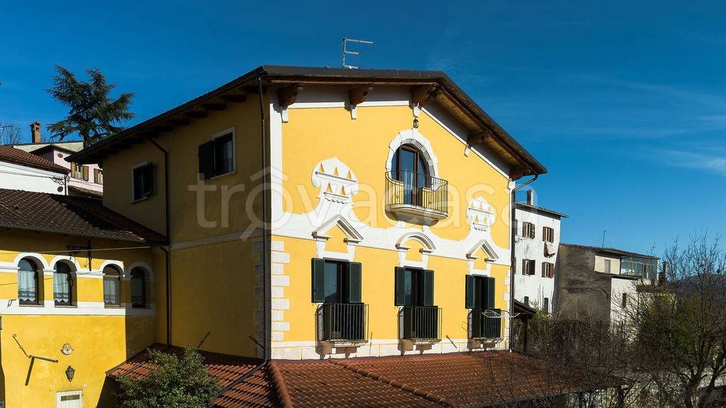 casa indipendente in vendita a Magliano de' Marsi