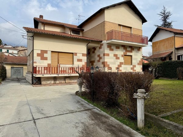 casa indipendente in vendita a Magliano de' Marsi