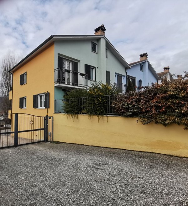 casa indipendente in vendita a Magliano de' Marsi