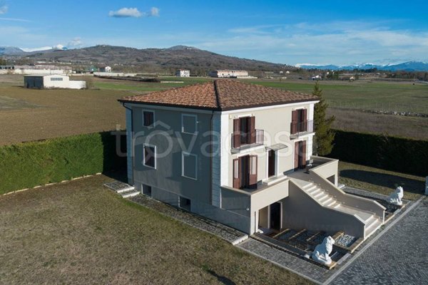casa indipendente in vendita a Magliano de' Marsi