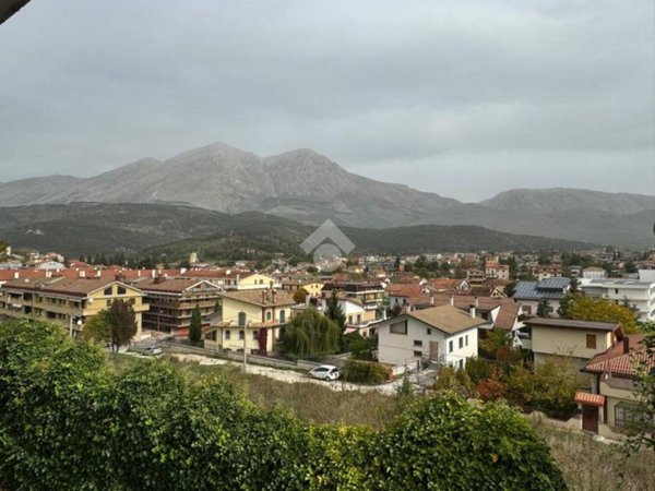 casa indipendente in vendita a Magliano de' Marsi