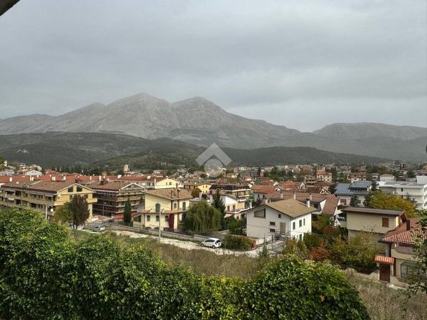 casa indipendente in vendita a Magliano de' Marsi