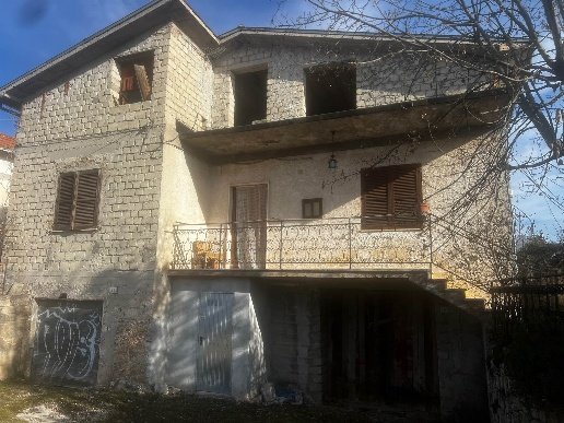 casa indipendente in vendita a Magliano de' Marsi