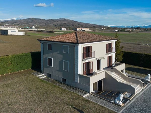 casa indipendente in vendita a Magliano de' Marsi