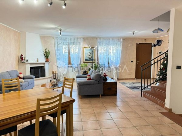 casa indipendente in vendita a Magliano de' Marsi