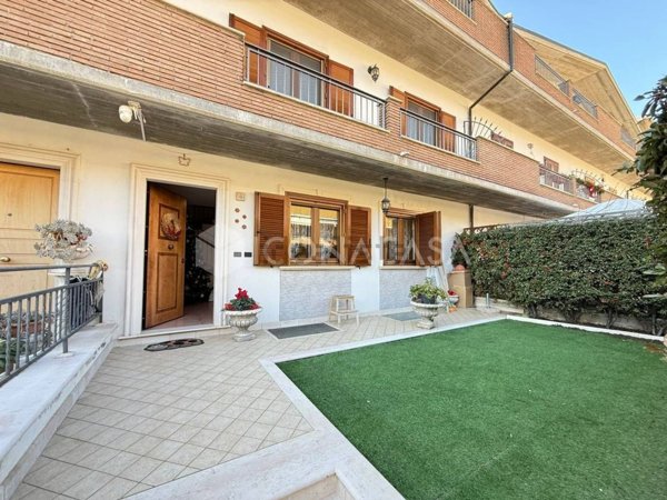 casa indipendente in vendita a Magliano de' Marsi