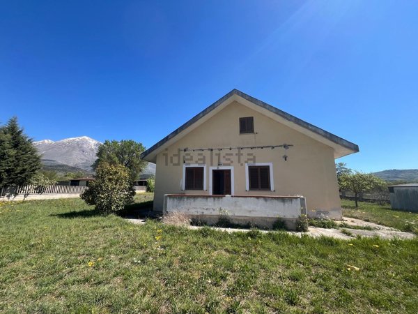 casa indipendente in vendita a Magliano de' Marsi