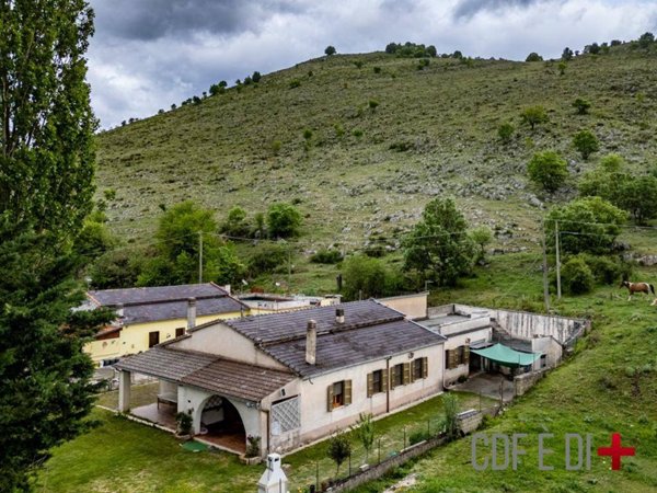 casa indipendente in vendita a Magliano de' Marsi