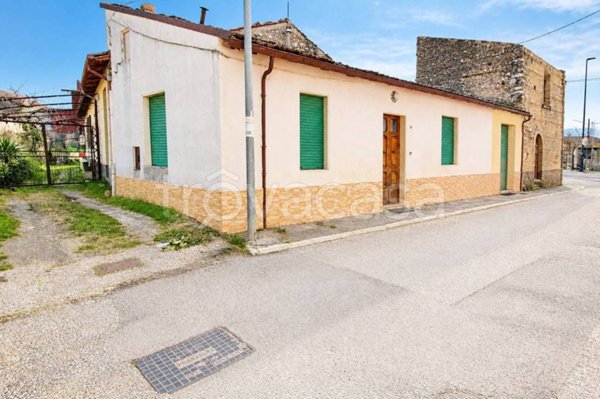 casa indipendente in vendita a Magliano de' Marsi
