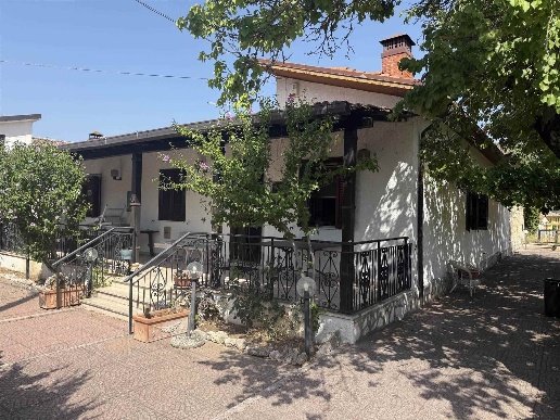 casa indipendente in vendita a Magliano de' Marsi